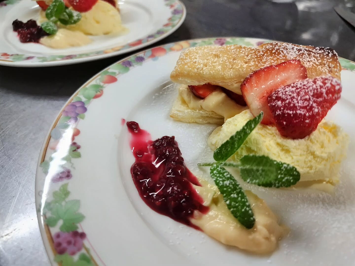 本日のデザートはいちごカスタードパイ🍓